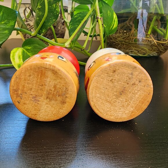 Vintage Salty Peppy Handpainted Carved Salt n Pepper Shakers Mini Short Small - Picture 10 of 11